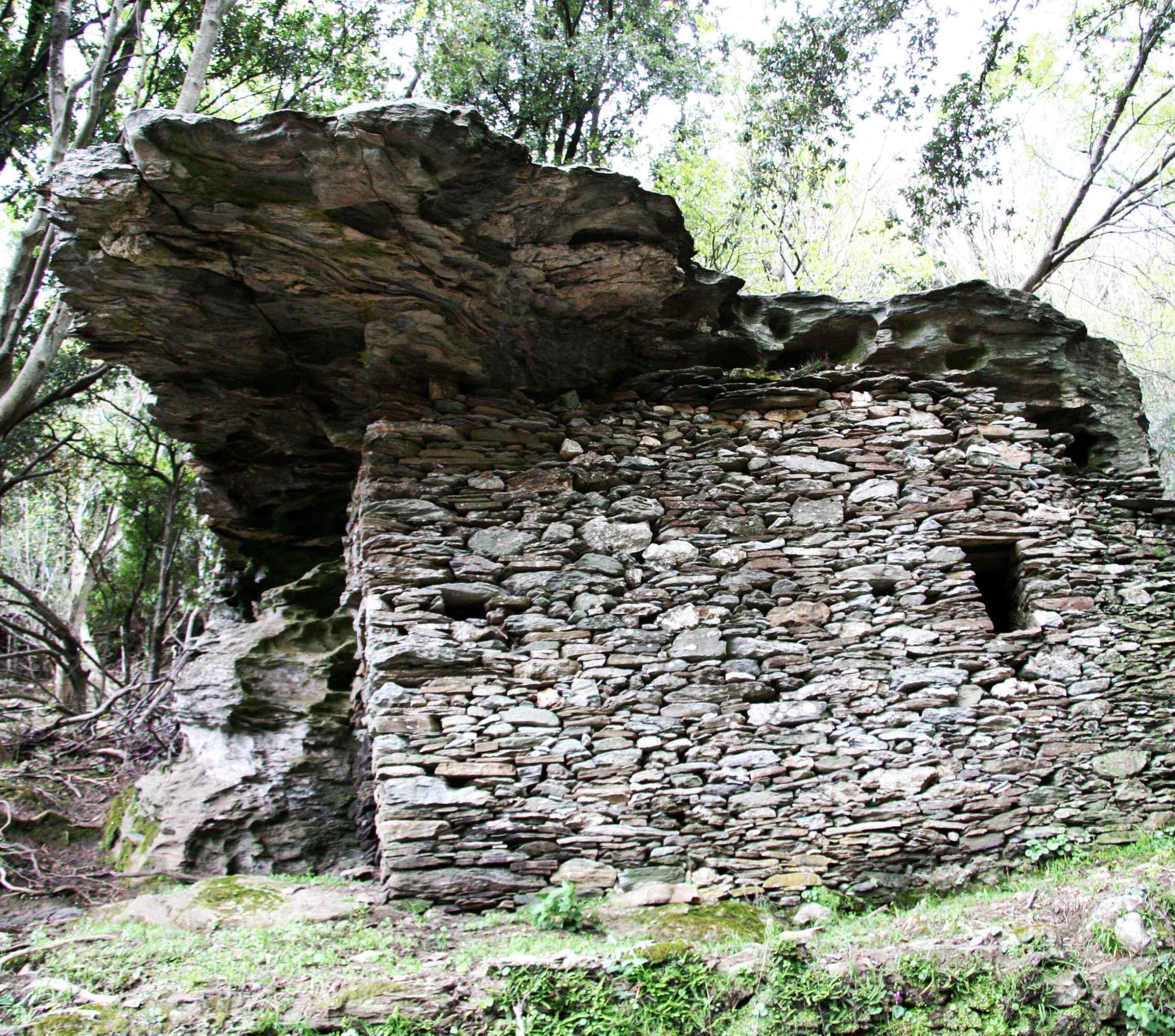 Abri naturel aménagé. Avril 2008. Photo D.A.