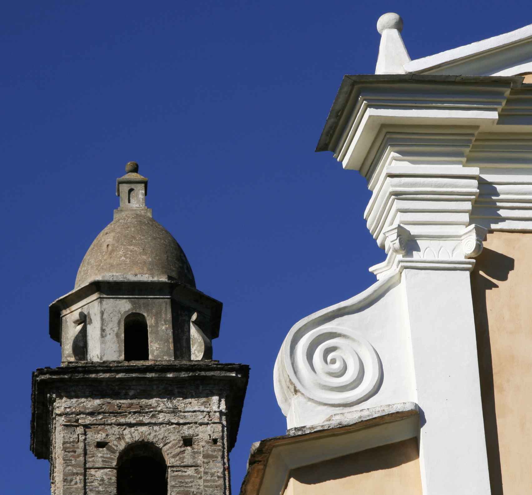 Détail toit église et clocher. Photo D.A.