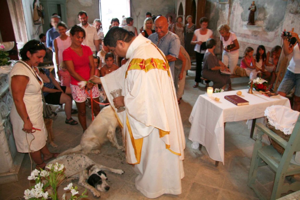 Bénédiction des chiens chapelle Saint-Roch. 16 août 2012. Photo D.A