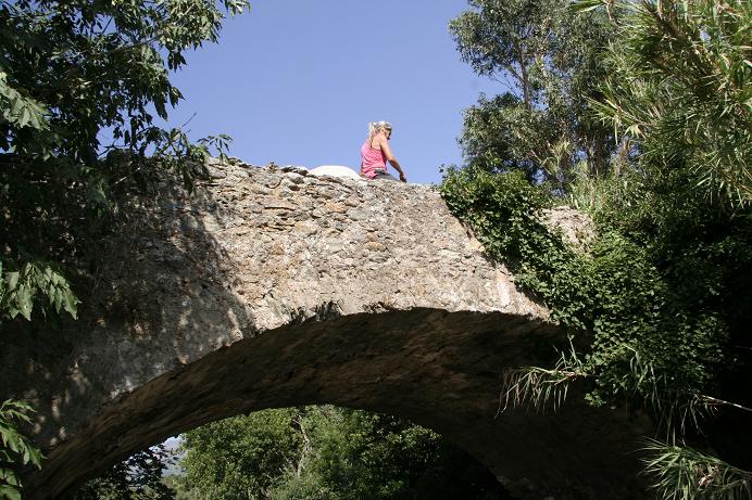 Cavalière sur le pont du Quercetu. Août 2012. Photo D.A.