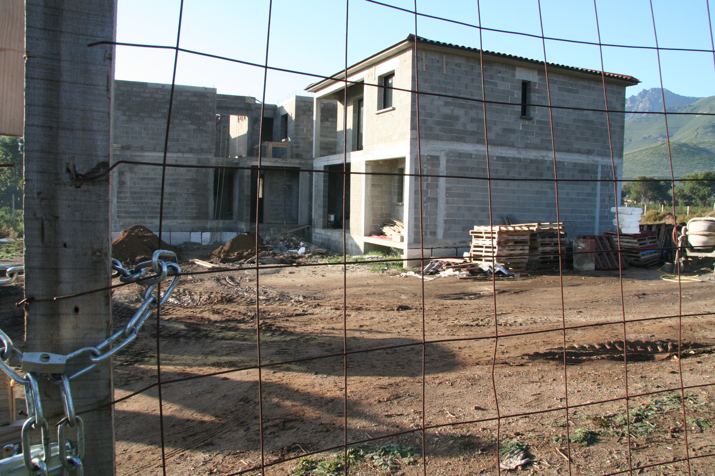 Immeuble en construction dans la plaine. Photo D.A.