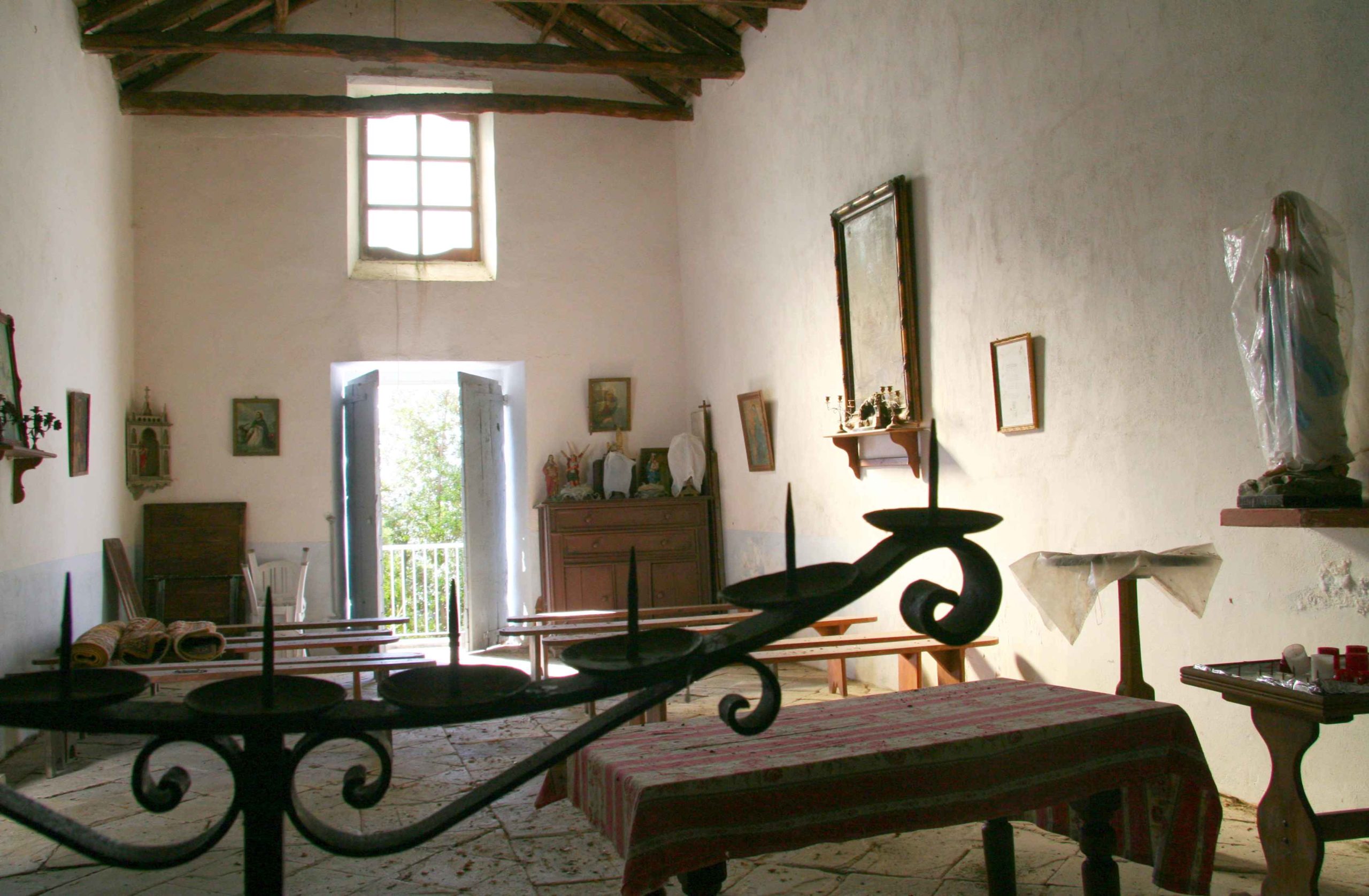 Intérieur de Saint-Césaire. Juin 2009. Photo D.A.