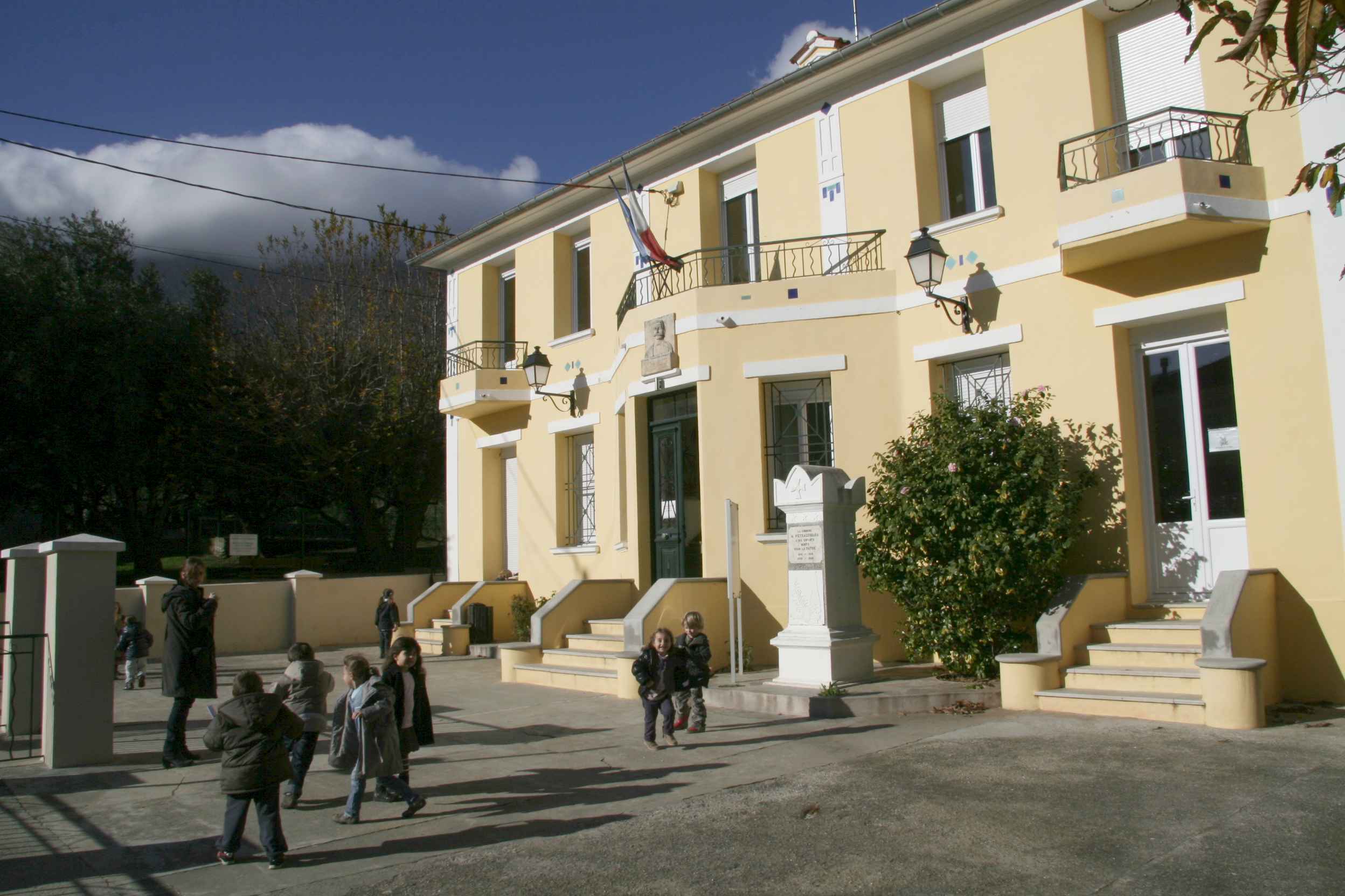 La mairie-groupe scolaire. Novembre 2010. Photo D.A.
