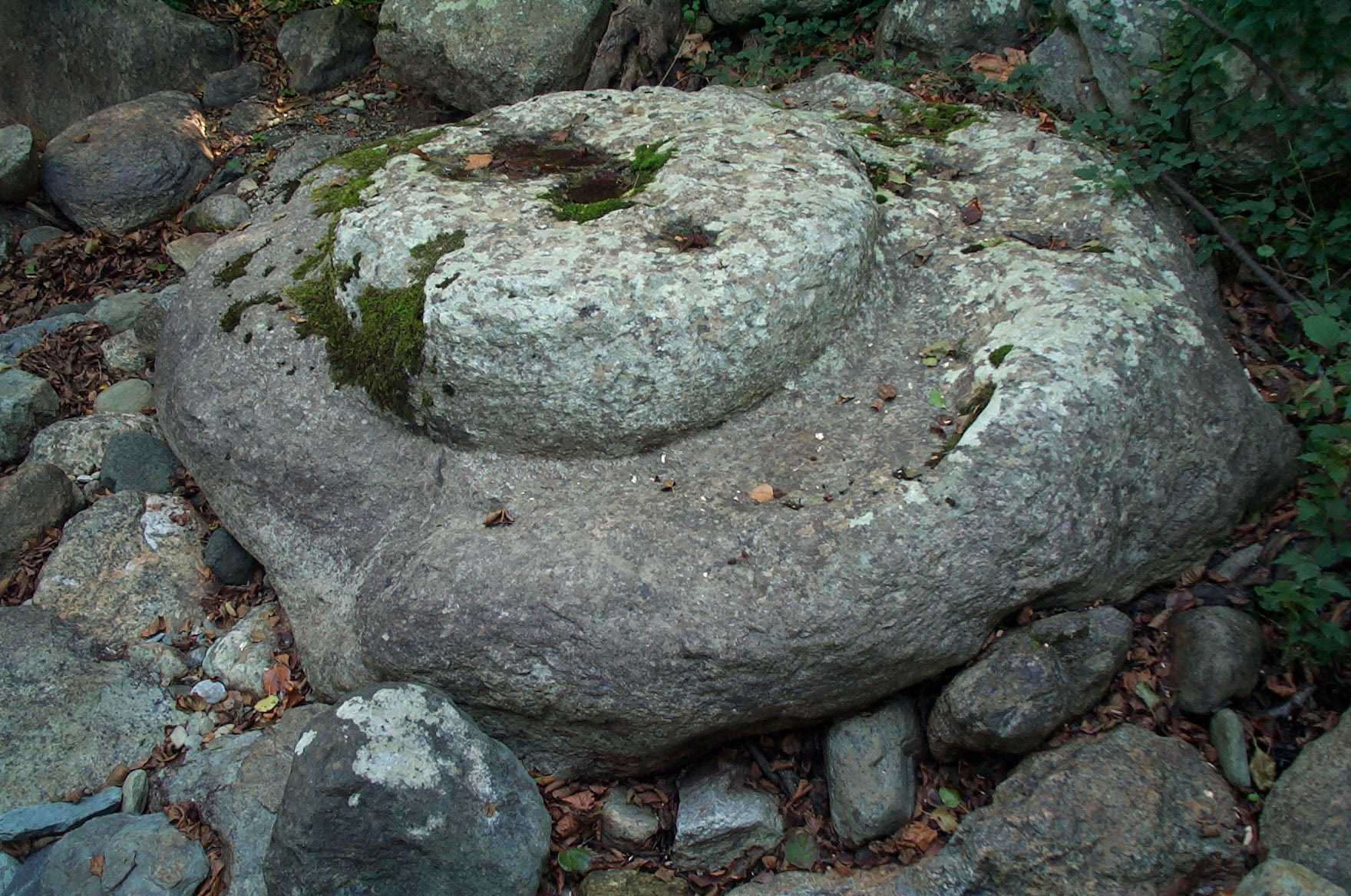 La meule laissée sur place dans la rivière. Avril 2006. Photo D.A.