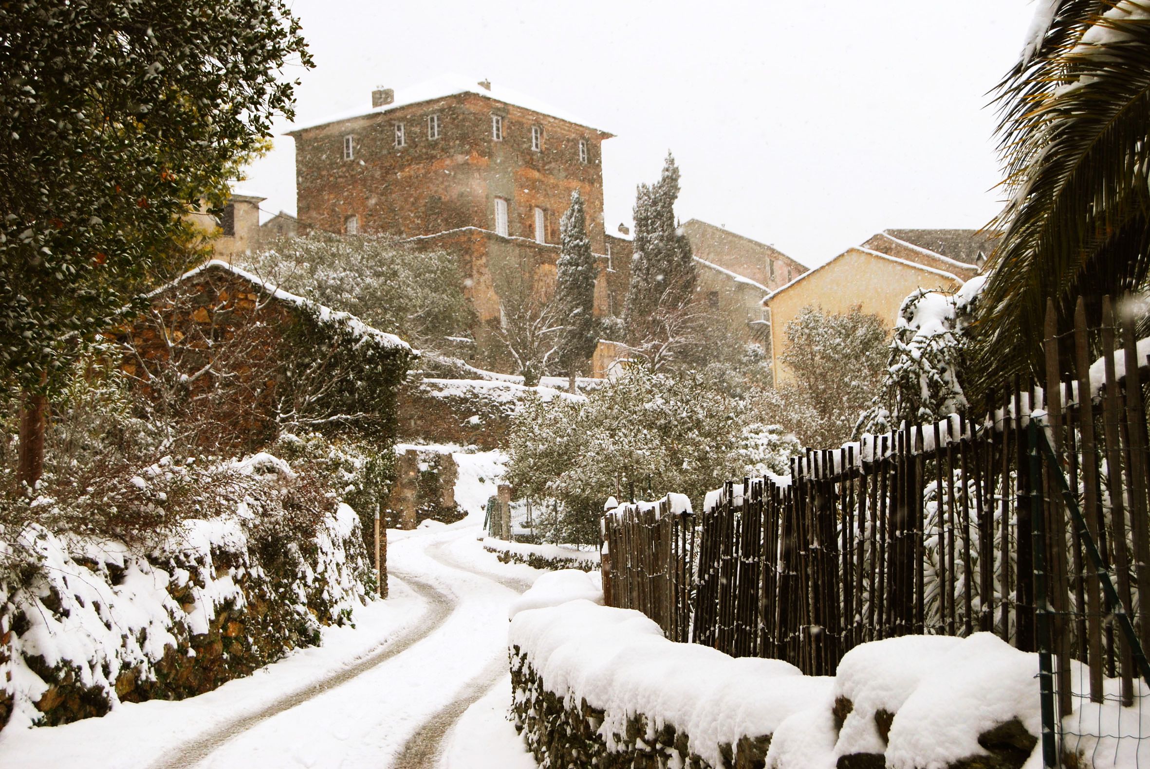 La route d'Ornetu sous la neige. Fevrier 2012. Photo Frédéric Vincent