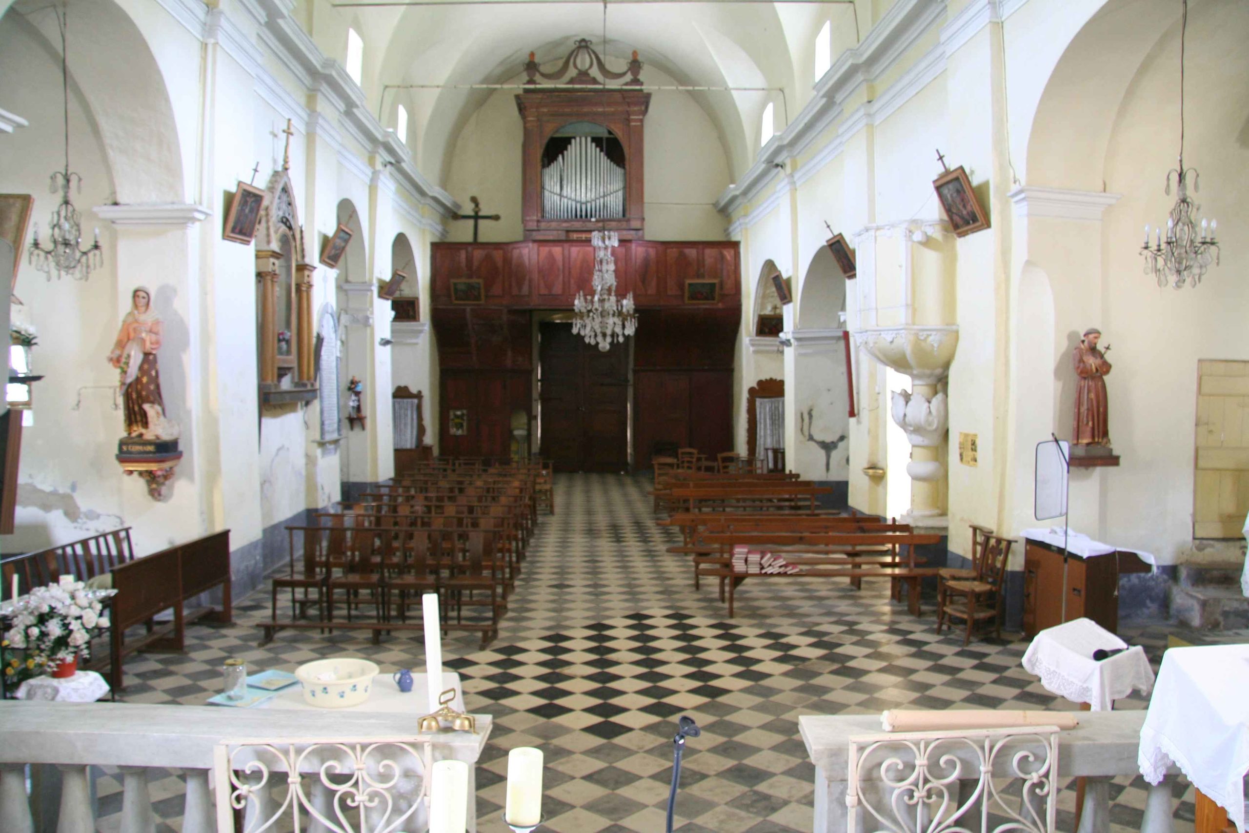 L'intérieur de l'église Saint-Clément. Mai 2008. Photo D.A.