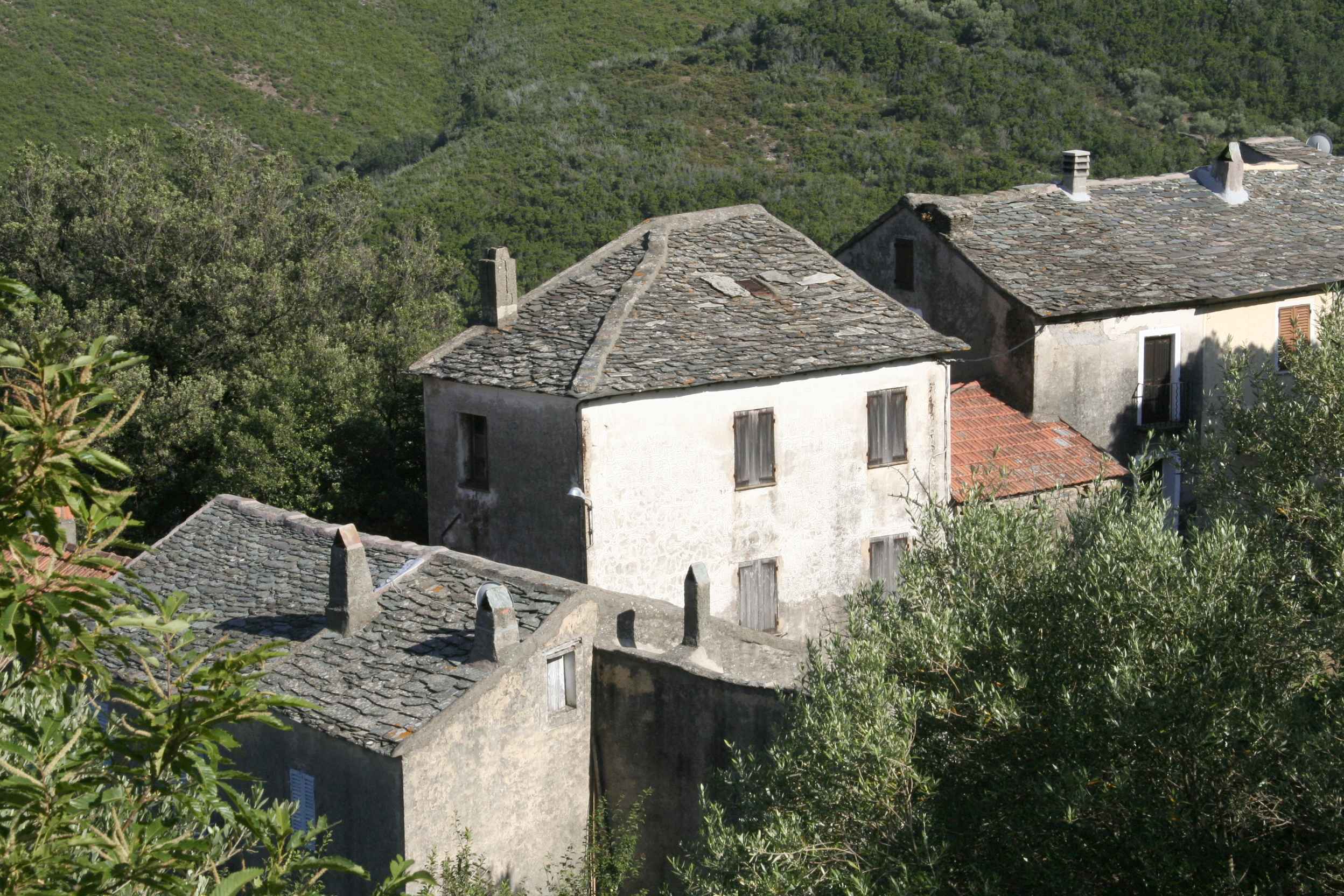 Maisons a Cortina suttana. Juin 2012. Photo D.A.