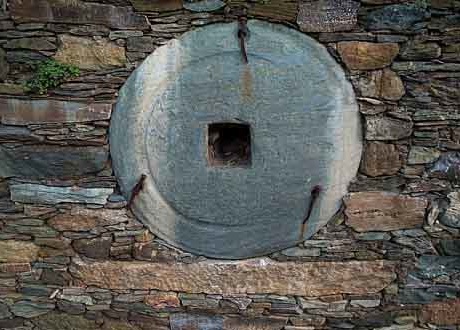 Meule en pierre de Pietronacce. Decembre 2000. Photo D.A.