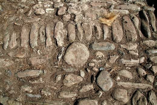 Pierre ronde centrale du pont du Quercetu. Août 2012. Photo D.A.
