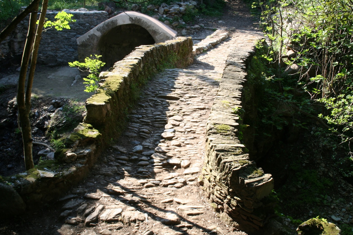 Pont et fontaine du Ponticellu. Avril 2007. Photo D.A.