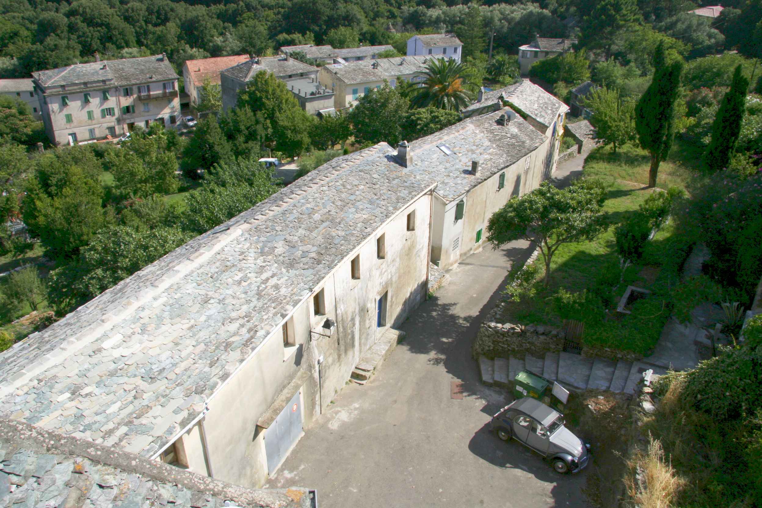 Toits d'Ornetu. Août 2010. Photo D.A.