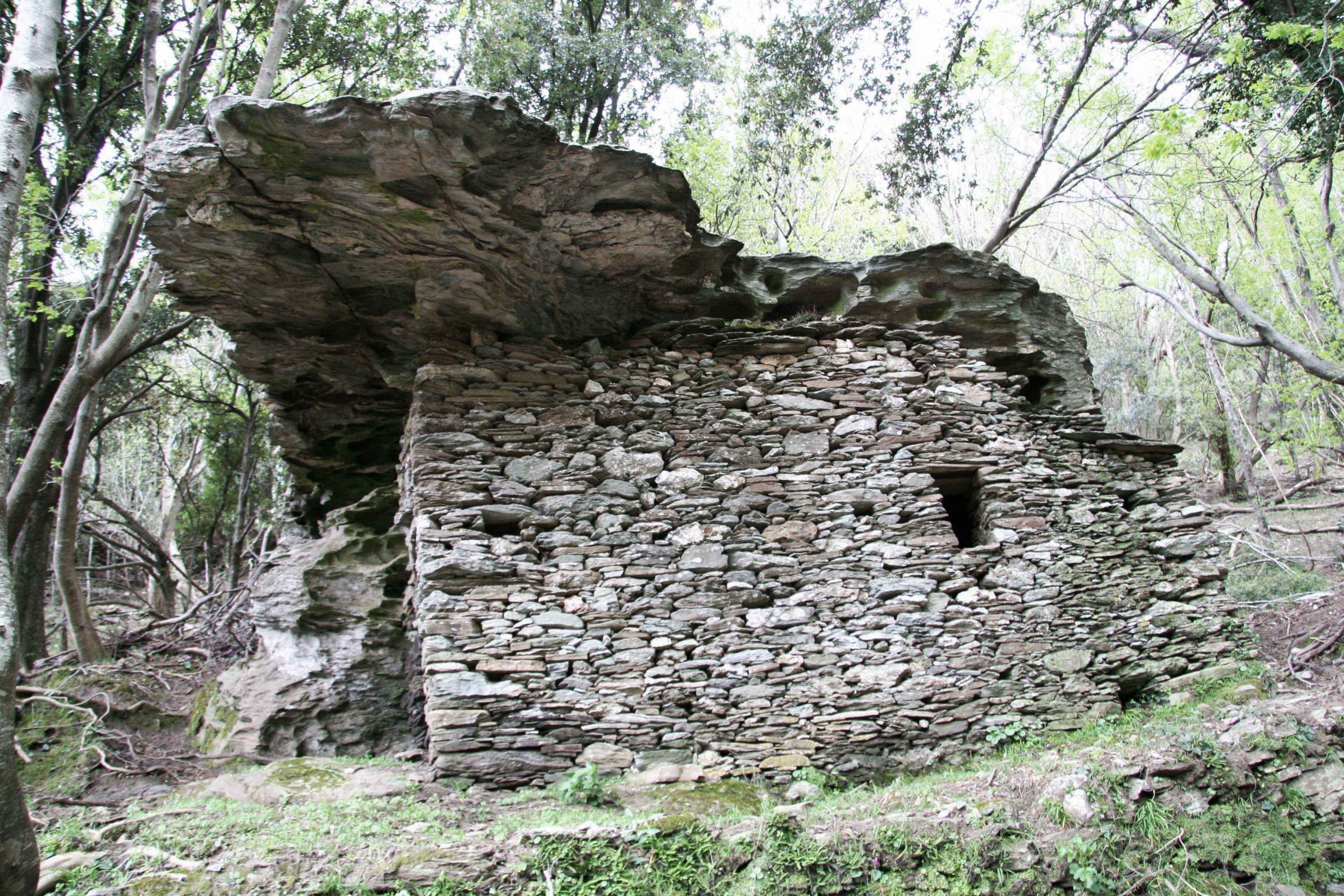 Abri naturel aménagé. Avril 2008. Photo D.A.
