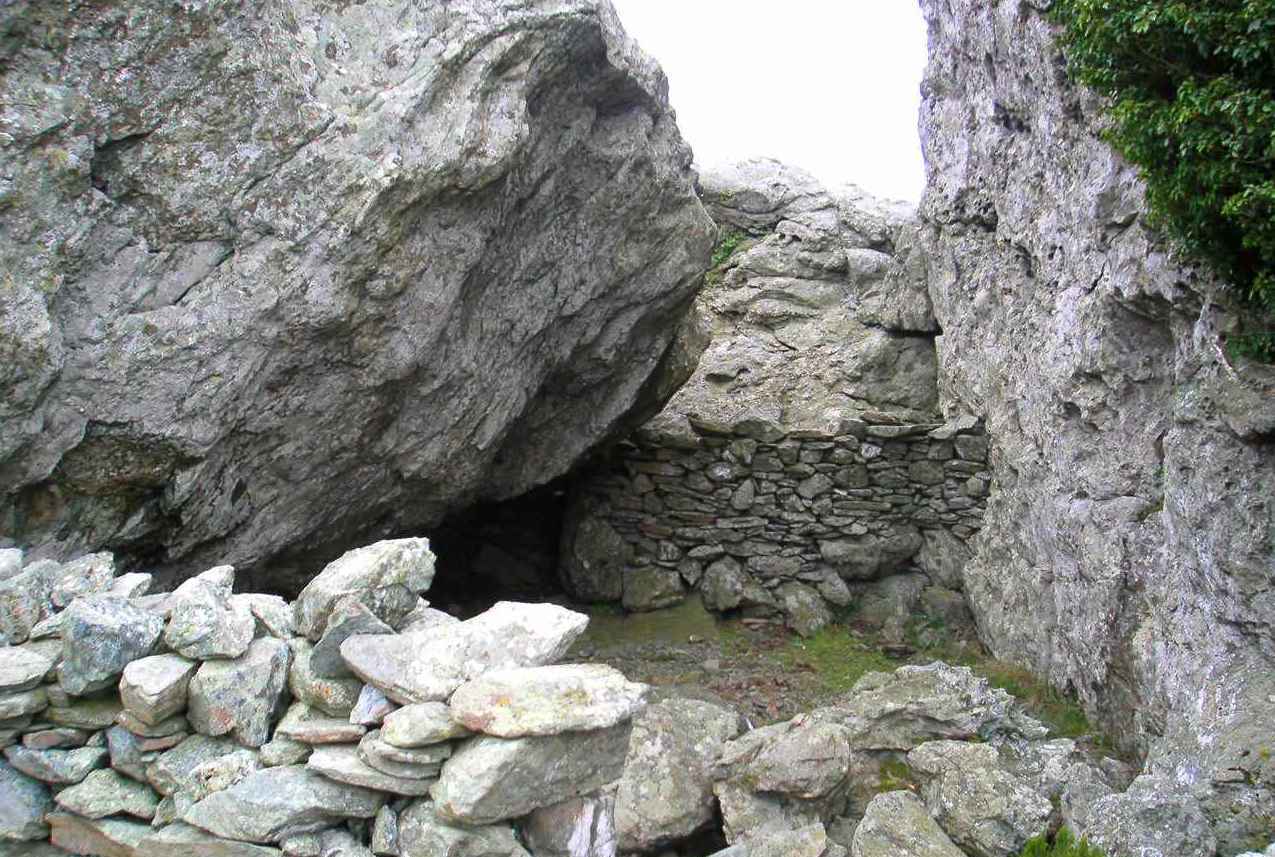 Abri naturel aux Termini. Avril 2007. Photo D.A.