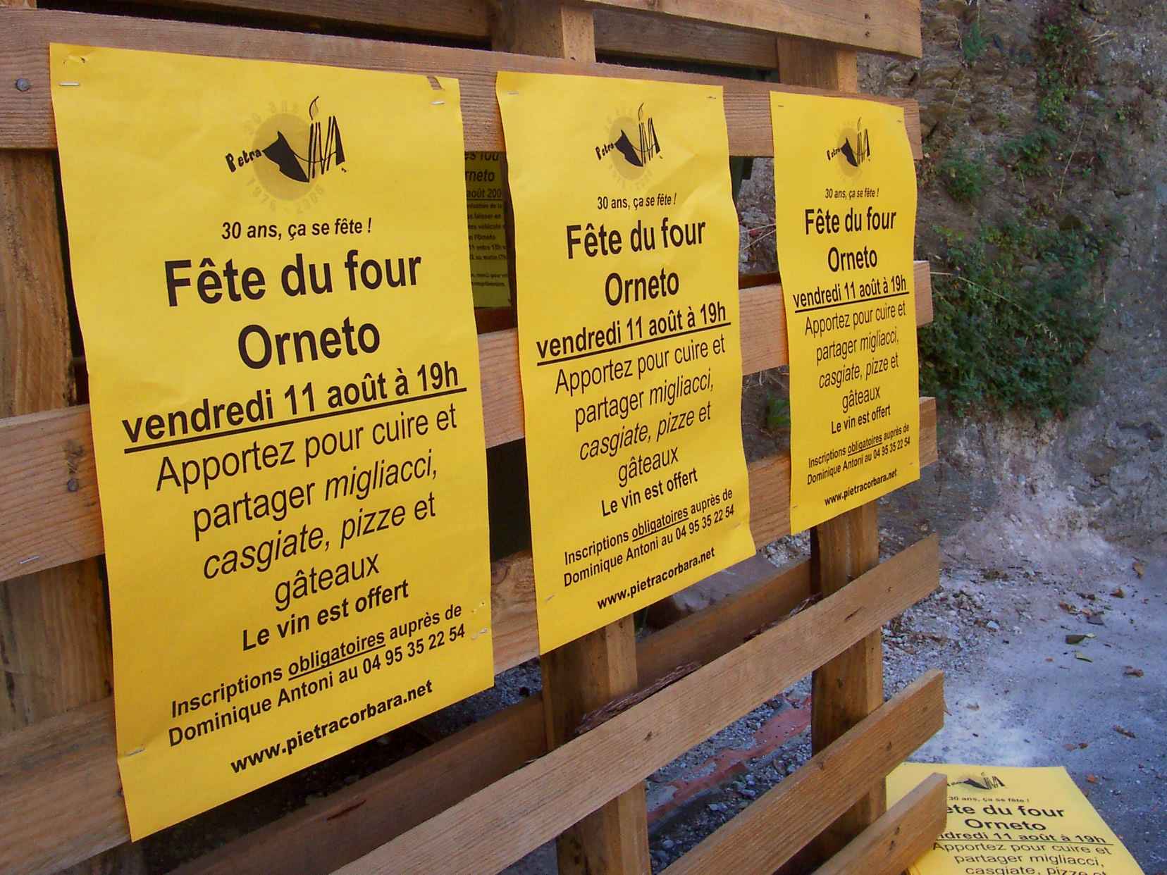 Affiches 2006 de la fête des fours. Photo D.A.