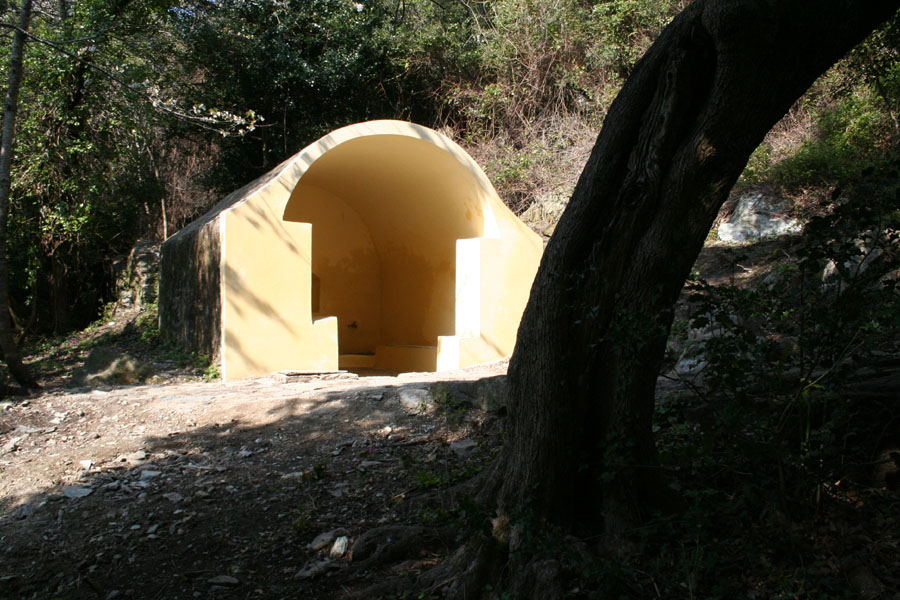 Fontaine de Lapedina. Avril 2007. Photo D.A.