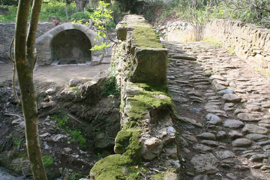 Fontaine du Ponticellu. Avril 2007. Photo D.A.