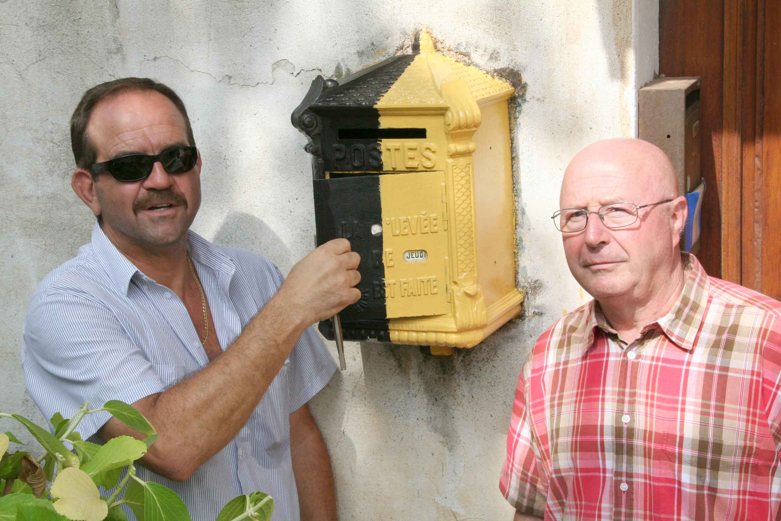 Georges Felce, et Bernard Debret devant la Mougeotte en cours de restauration. Septembre 2008. Photo D.A.
