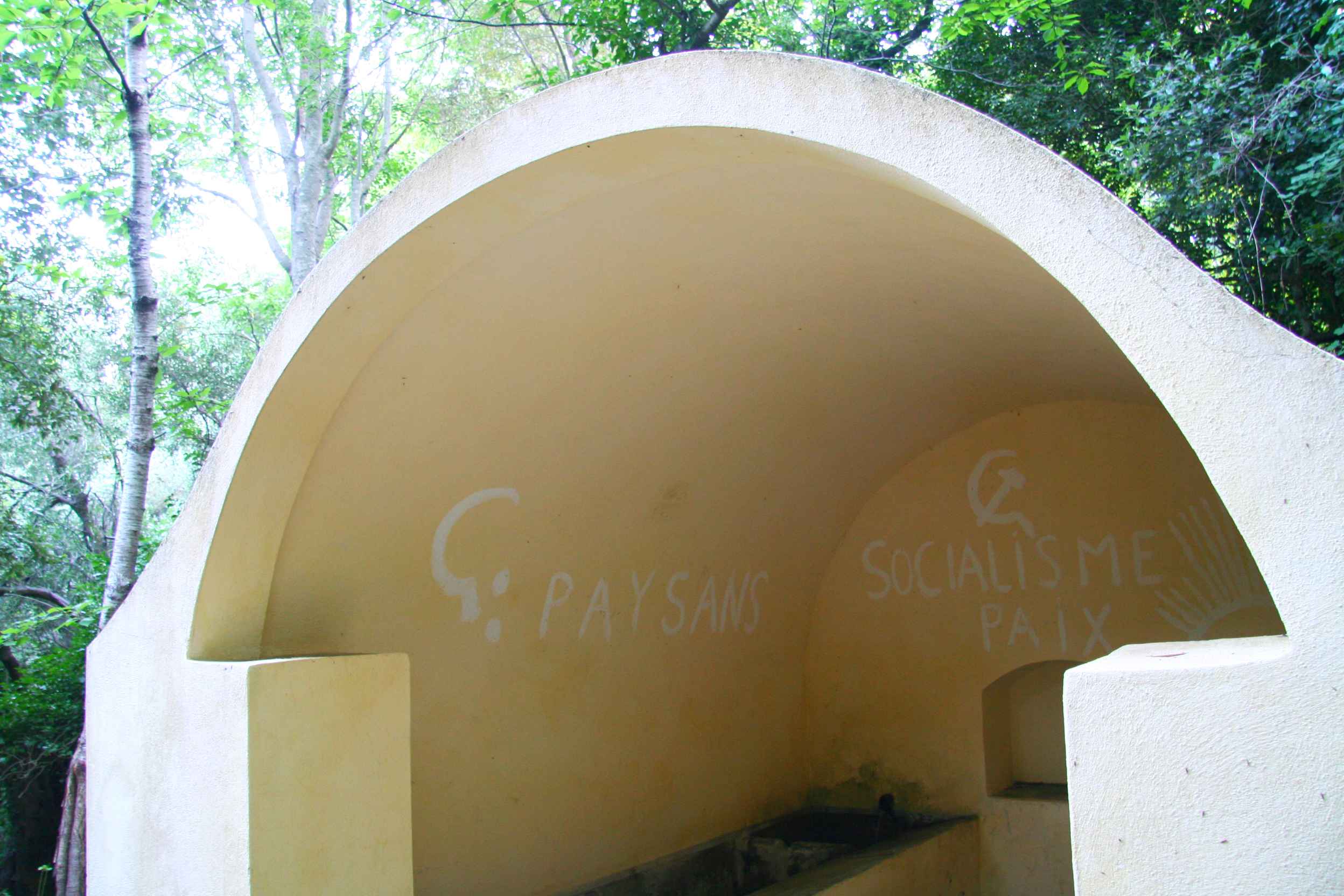 Inscriptions sur la fontaine de Lapedina. Juillet 2012. Photo D.A.