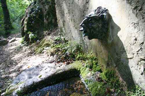 Mascaron à contre-jour de la funtana Landi. Juillet 2012. Photo D.A.