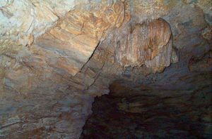 Stalactite cassée dans la grotte. Janvier 2000. Photo D.A.